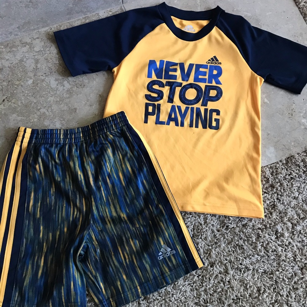 Boys Adidas 4T Shirt & Short Set - Picture 1 of 4